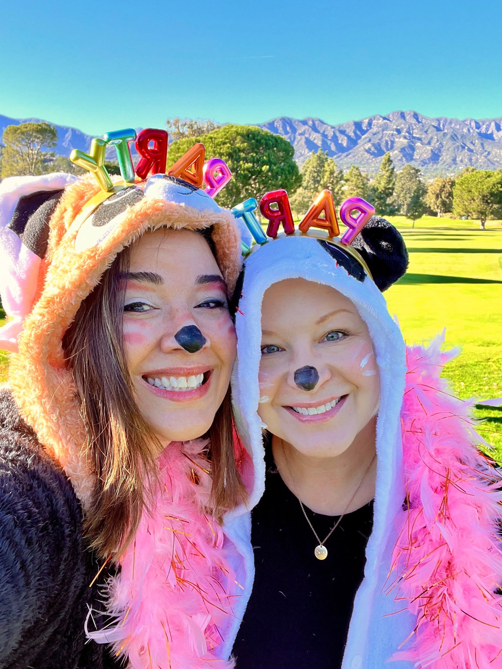 imagen del formulario dos personas sonriendo muy felices